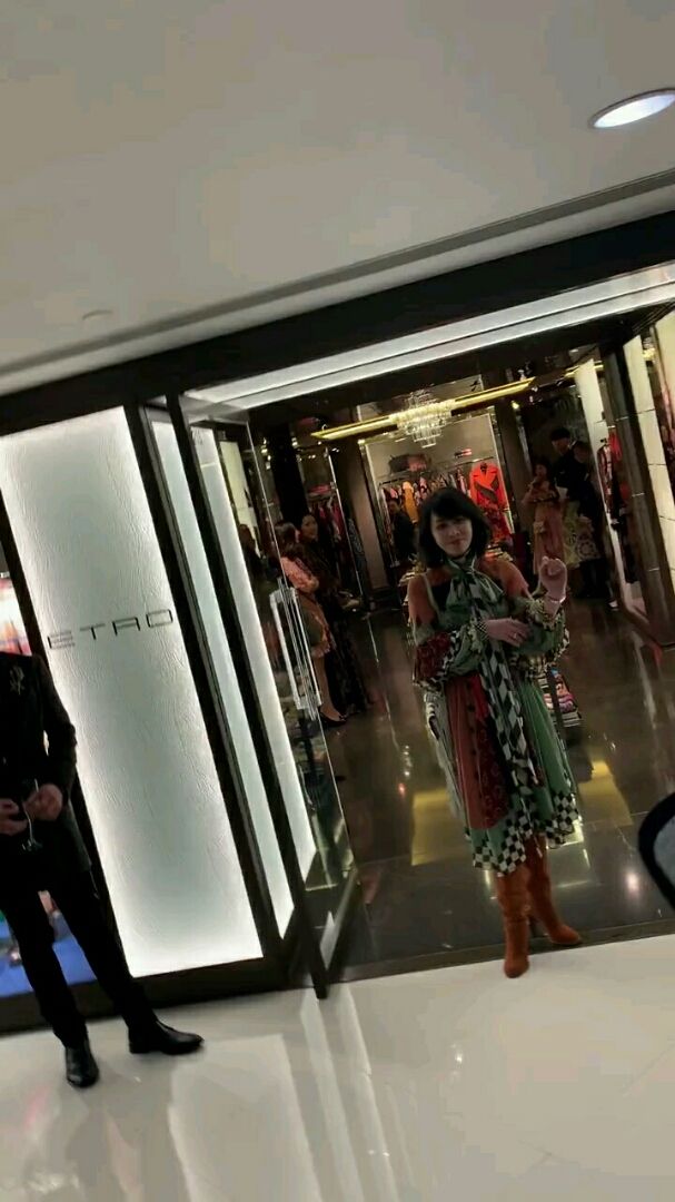 逛街偶遇刘嘉玲,真年轻啊,我32岁都比不了人家皮肤好