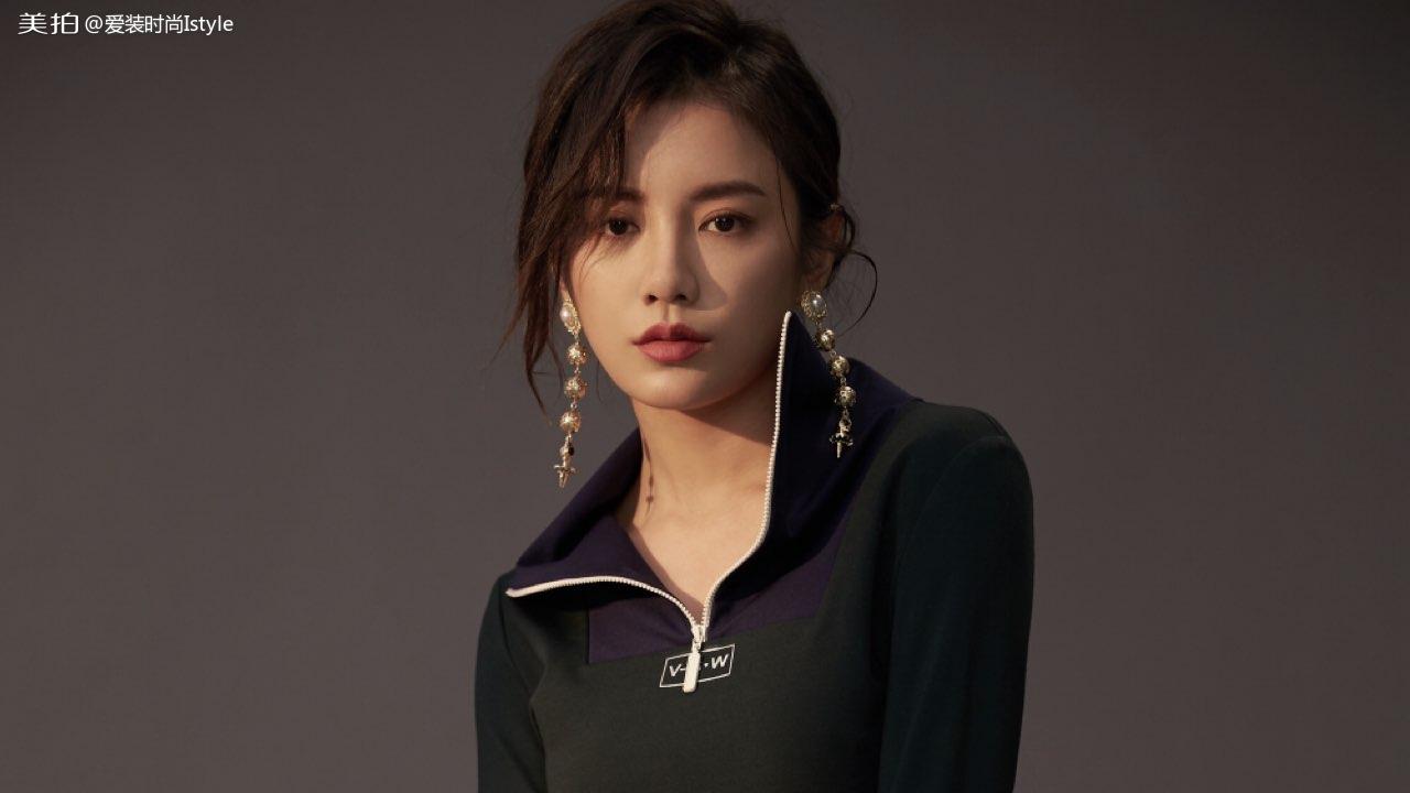 伊一颜值超能打,穿搭特显个子高