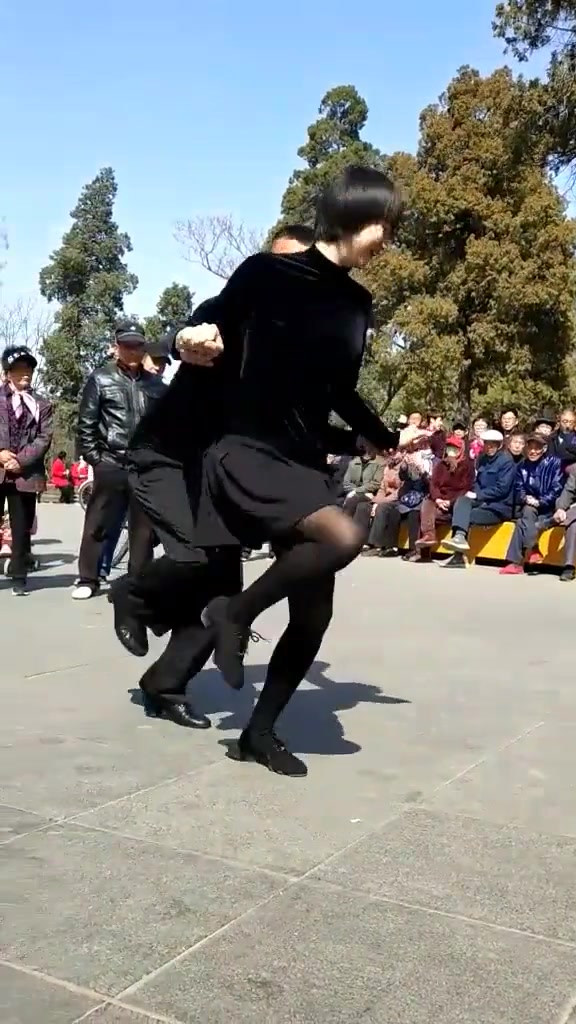 唐山亲姐弟俩小斌和小芳舞跳的太美了