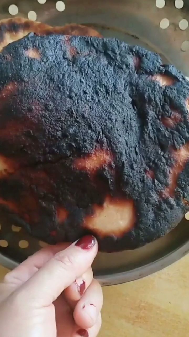 大家评评理上老丈人家,饼烤糊了