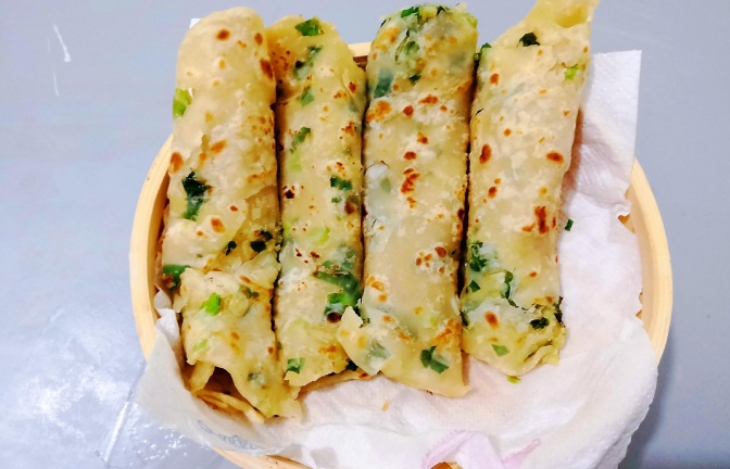 好吃的葱花饼,开水烫面饼皮宣软不发硬,很适合老人和小孩