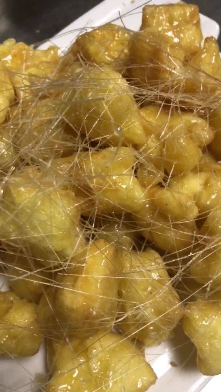 教大家做个老式做法的拔丝黄菜这个有点南但是真好吃啊