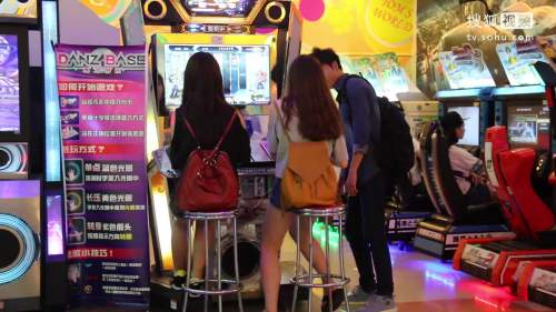 当众社交第二季14 在游戏厅跟美腿女神打电动游戏