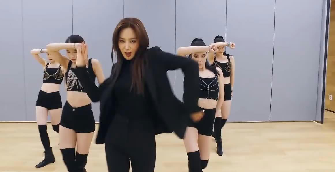 少女时代权俞利练习室跳舞,一身黑的穿搭神秘撩人