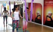 空中瑜伽教程,瑜伽吊床上绳,美女空中瑜伽