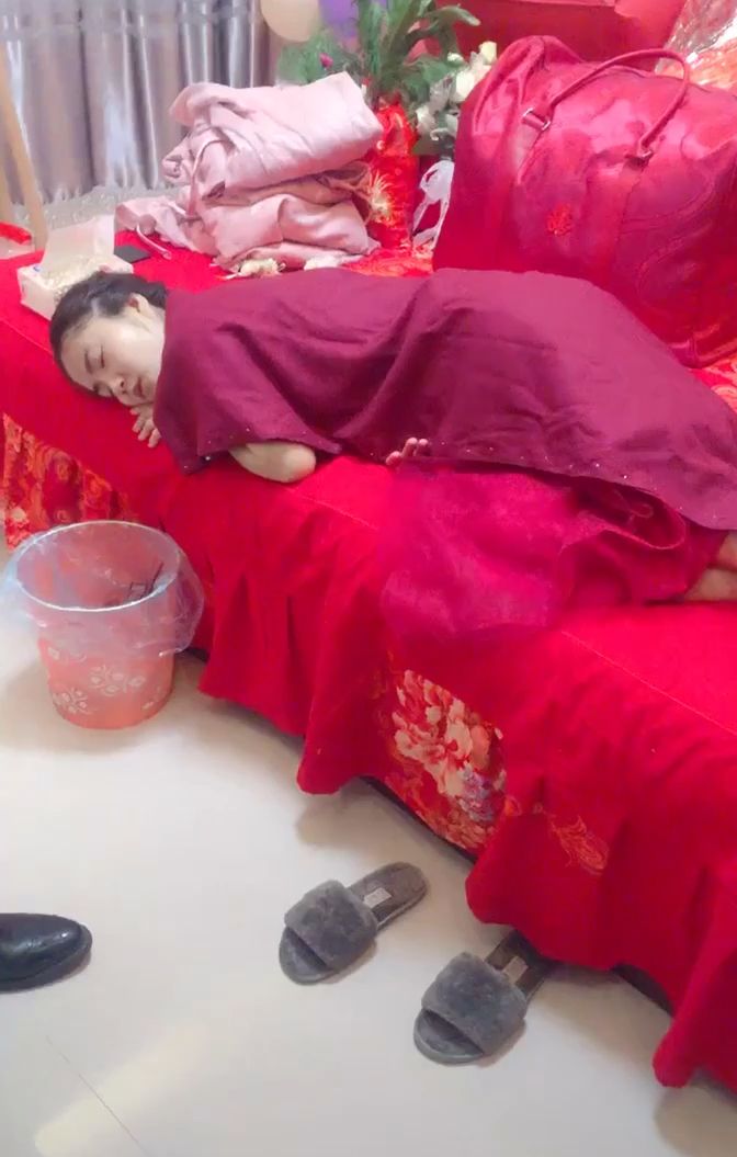 新娘喝醉睡着了,新郎喝醉发烟了