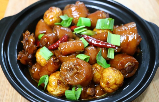 猪尾巴和鹌鹑蛋这样炖超好吃,软糯入味,香而不腻,做法一看就会