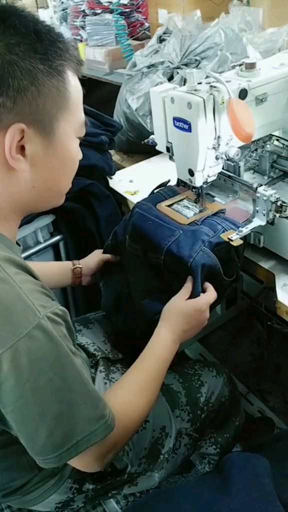 帅哥在这厂干了八年了.什么活都能做.