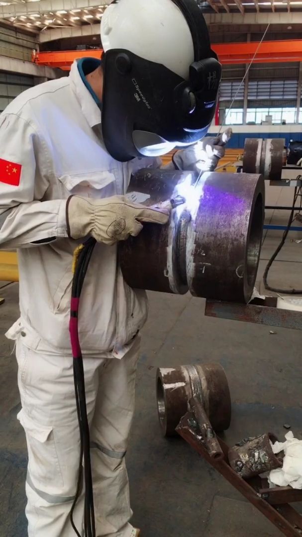 老板花了2万大洋在大连船厂请的氩弧焊工,高手不一般,戴个帽子都这么