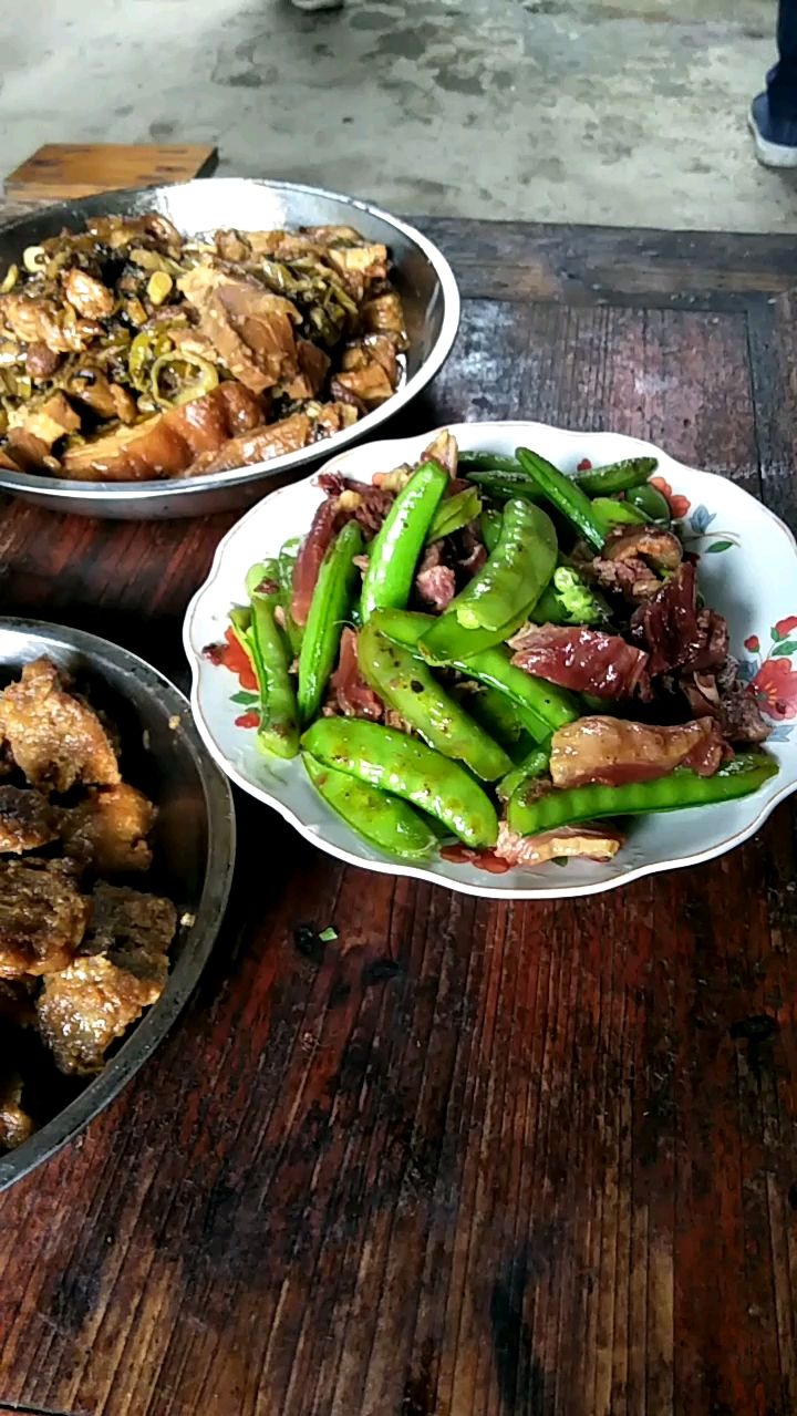 来农村舅舅家拜年,舅舅煮的菜