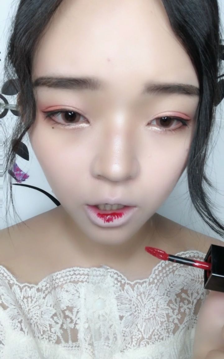 学生咬唇妆教程.