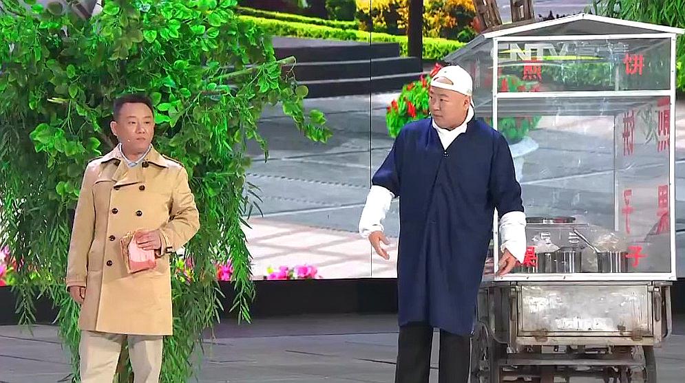 小品:郭冬临卖煎饼果子五块钱,邵峰想要买竟然就十块钱,太逗了