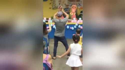 女儿上台表演紧张,爸爸台下一起跳