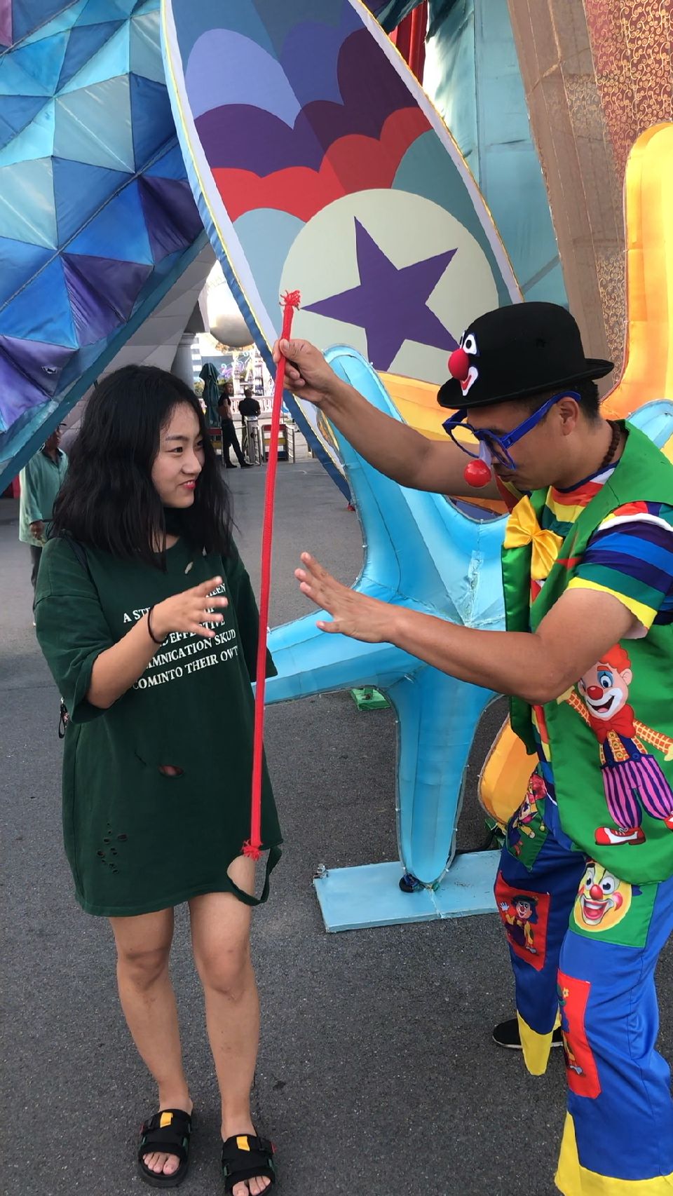 街头撩妹升级版,女孩摩擦绳子后果