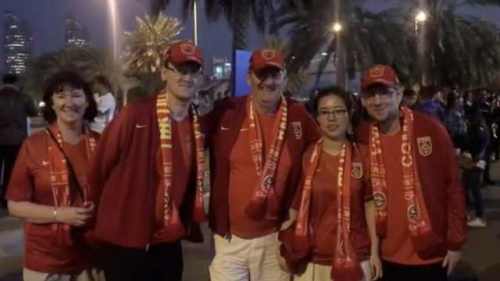欧洲球迷远征追国足，预测1比0获胜
