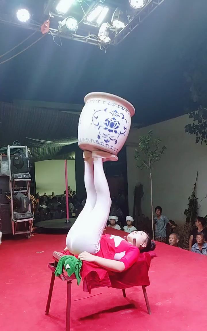 杂技蹬技表演