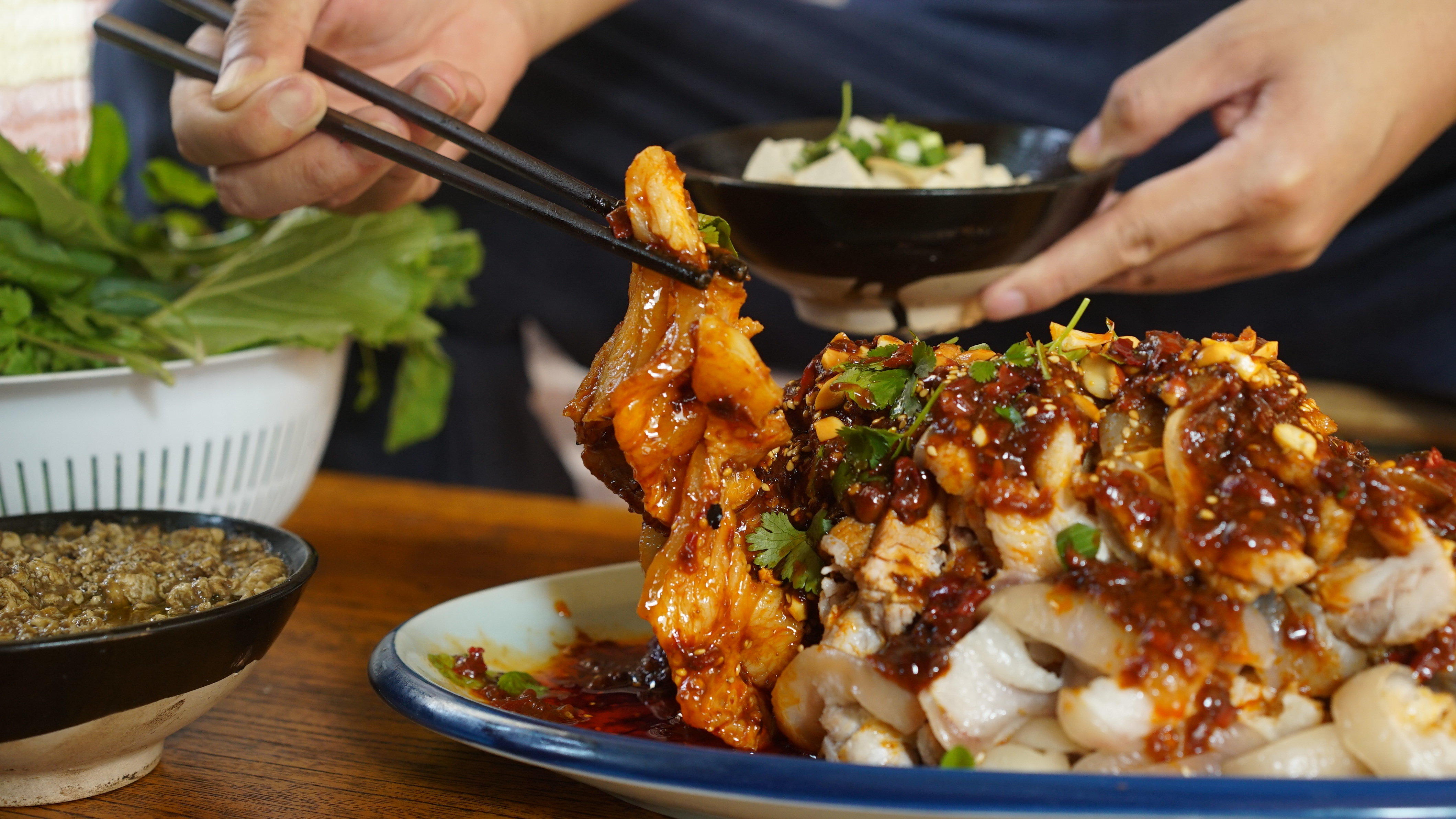 这样做出来的豆瓣肘子软烂酥香,别拦着我,我还没吃够!