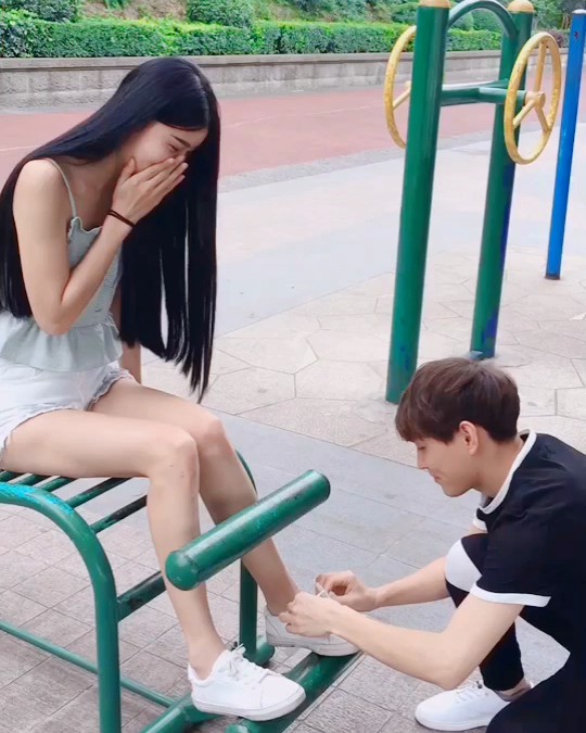 偶遇一个小妹妹鞋带开了.