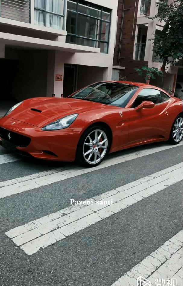 路边偶遇了一辆会变七彩色的法拉利