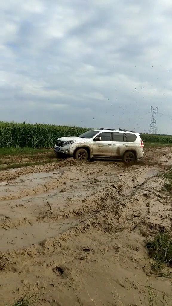 普拉多挑战泥巴地,一动不动!