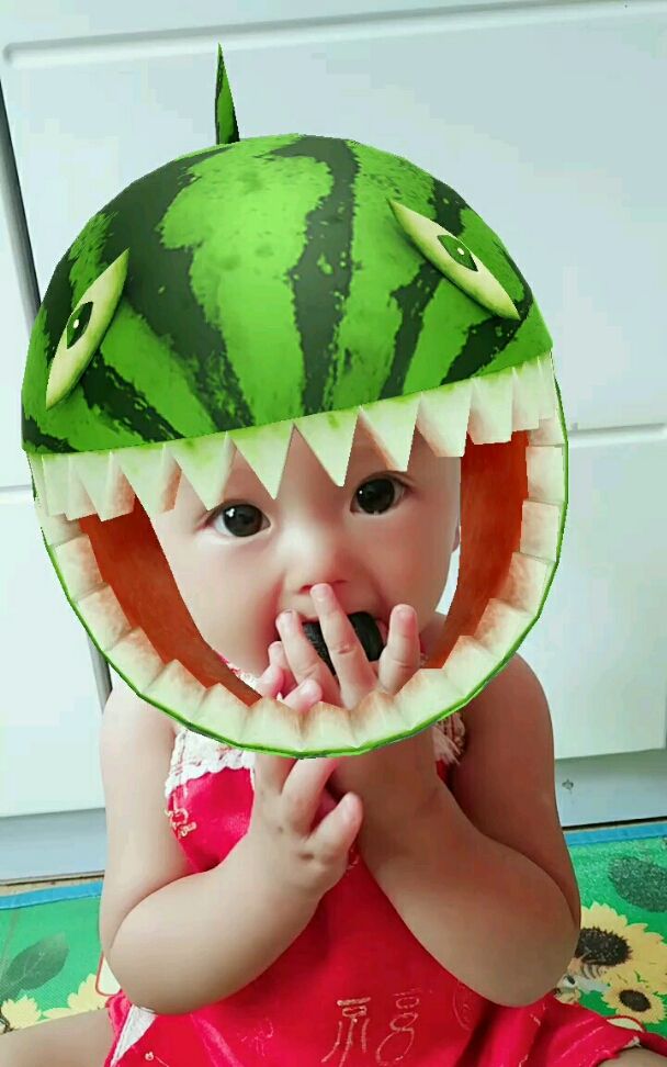 天热戴个西瓜帽凉快凉快!