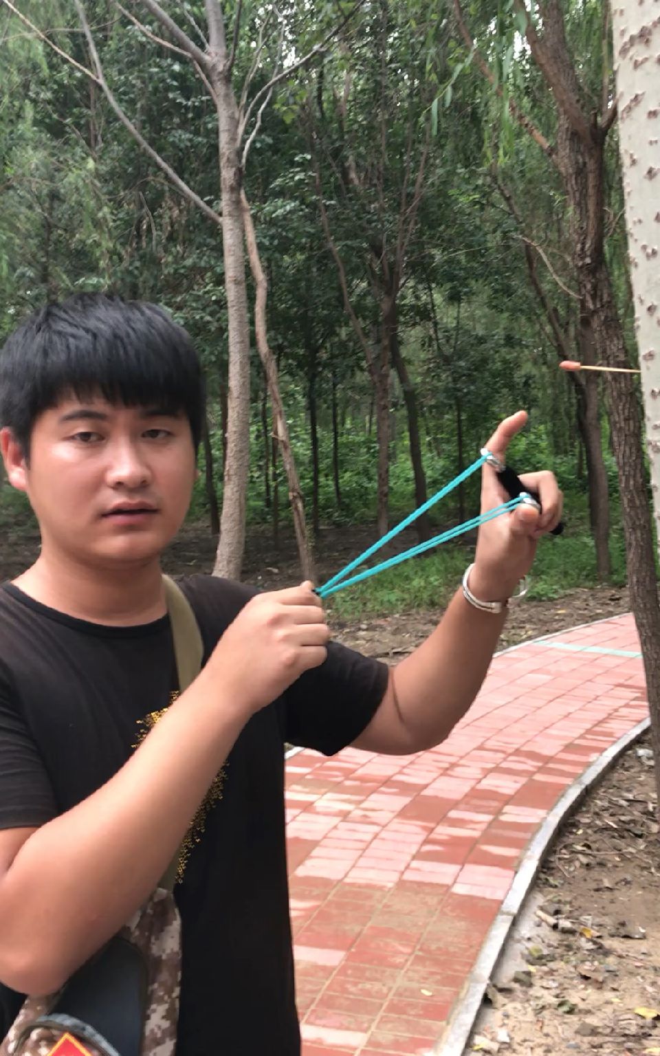 小伙子,太厉害了,用弹弓打牙签上的花生米