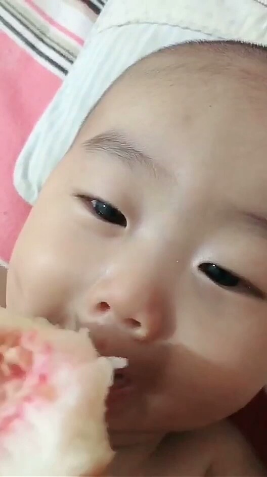 吃个桃子瞬间酸成了表情包!