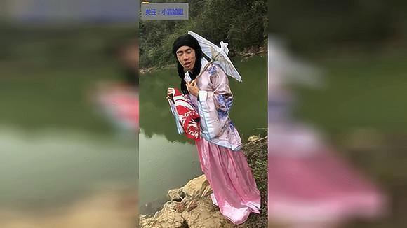 贵州王二娘搞笑喜剧:二娘今天穿这么漂亮,原来是要嫁人,嫁谁啊