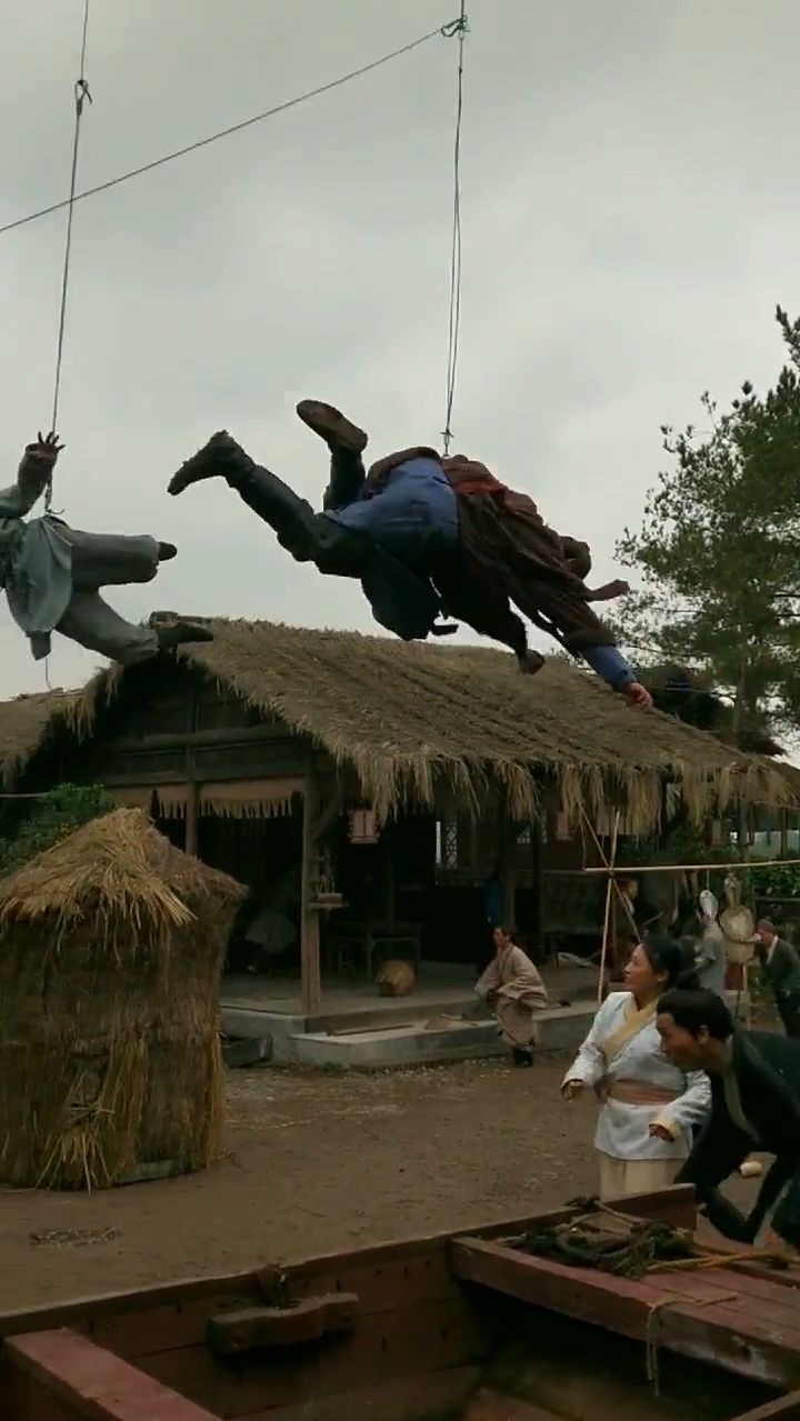 妖风大作刮飞人