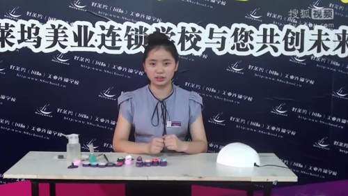 时尚美甲教程,水印花款式上底色