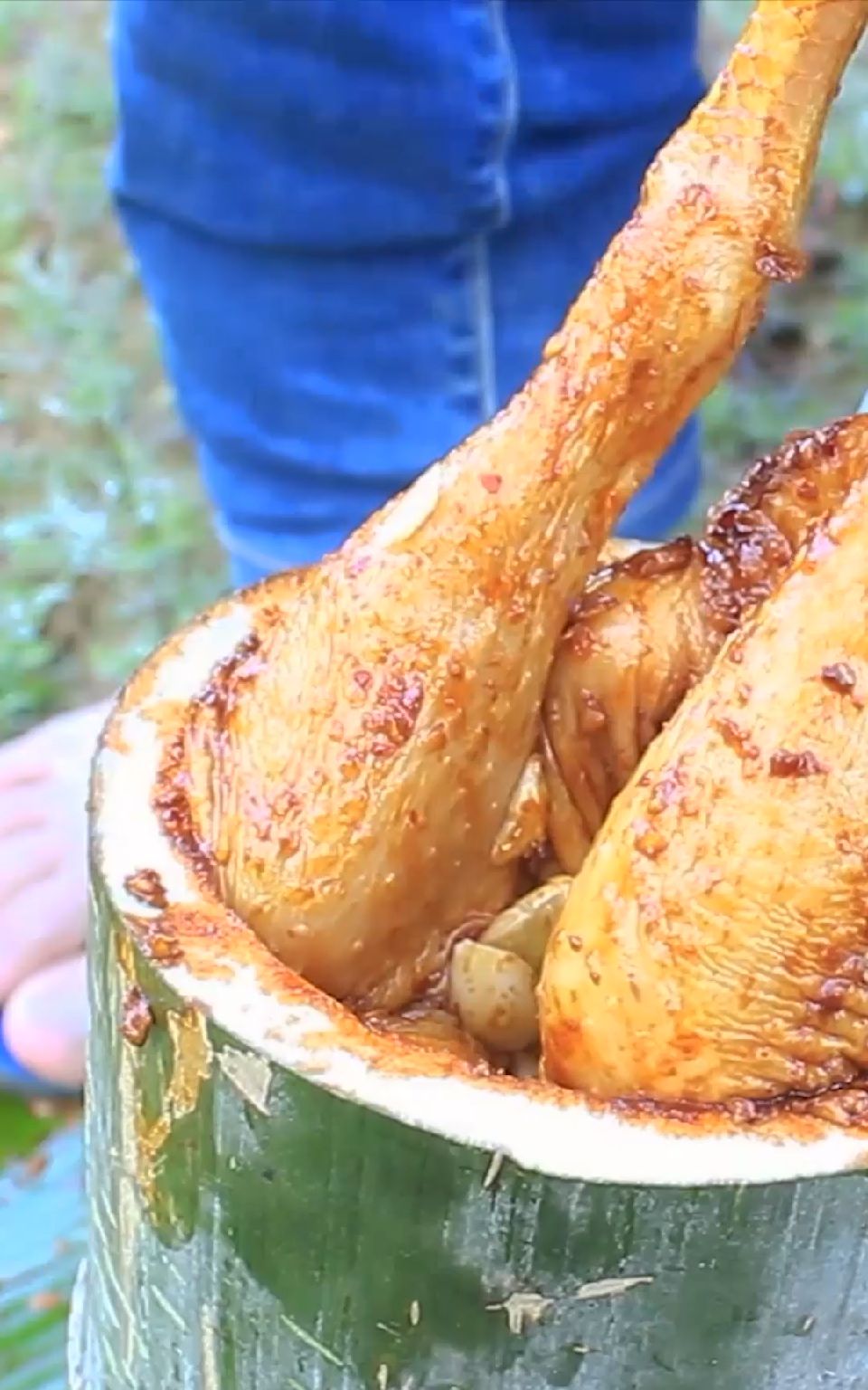 野外竹筒鸡,竹子打开那刻,你们看饿了吗?反正我是饿了.