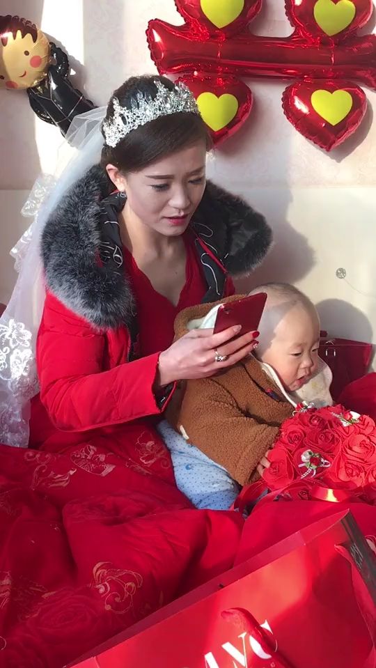 先上车后买票.新娘抱着孩子出嫁.