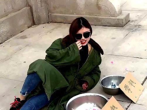 最与时俱进的乞丐!这装备也太齐全了