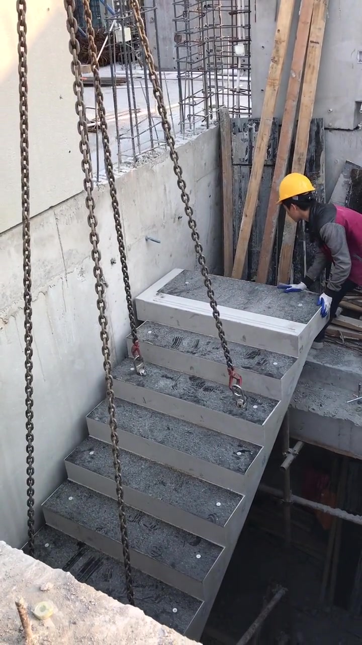 预制楼梯开始安装了