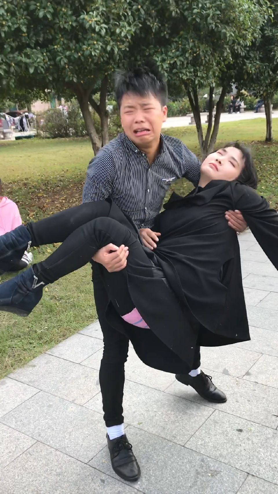 我兄弟的女朋友突然晕倒!我兄弟痛苦的不行了!