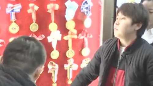 王濛带77块奖牌回家展览，惊呆安检