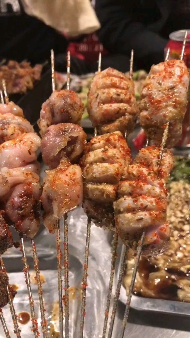 羊肉串很大个,羊包肝!羊球!一烤滋滋冒烟
