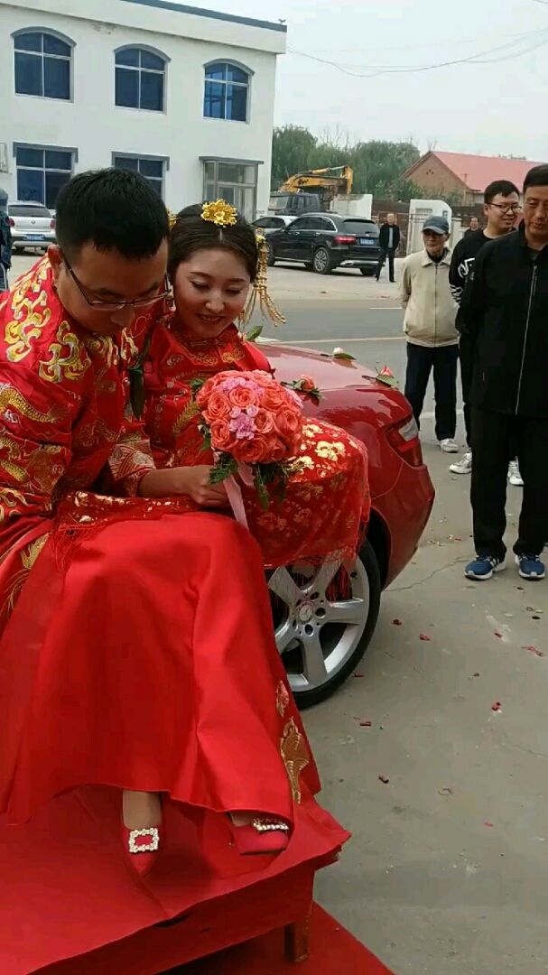 新郎把新娘抱下车,这是咱东北的结婚习俗.