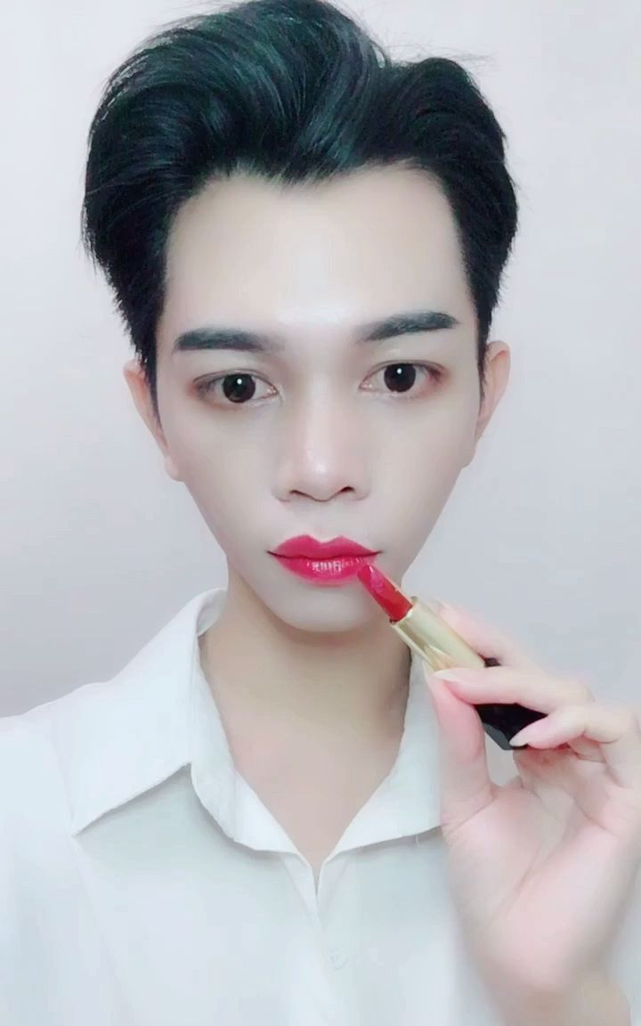 男生教你画咬唇妆