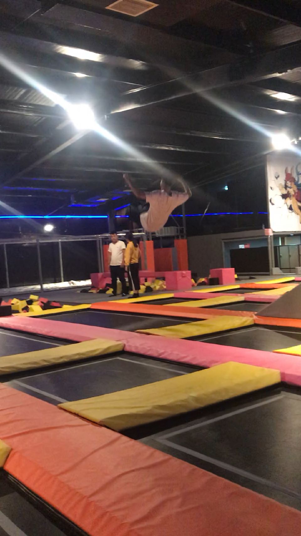 蹦床空翻小哥哥