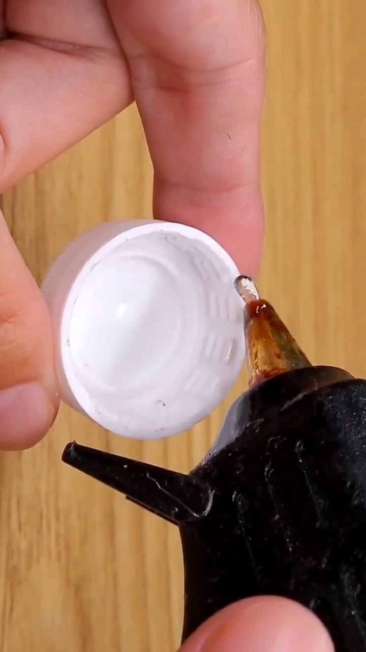 用瓶盖做的竹签发射器,好用哦!