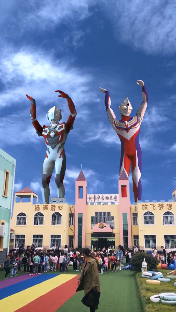 校园偶遇奥特曼跳舞