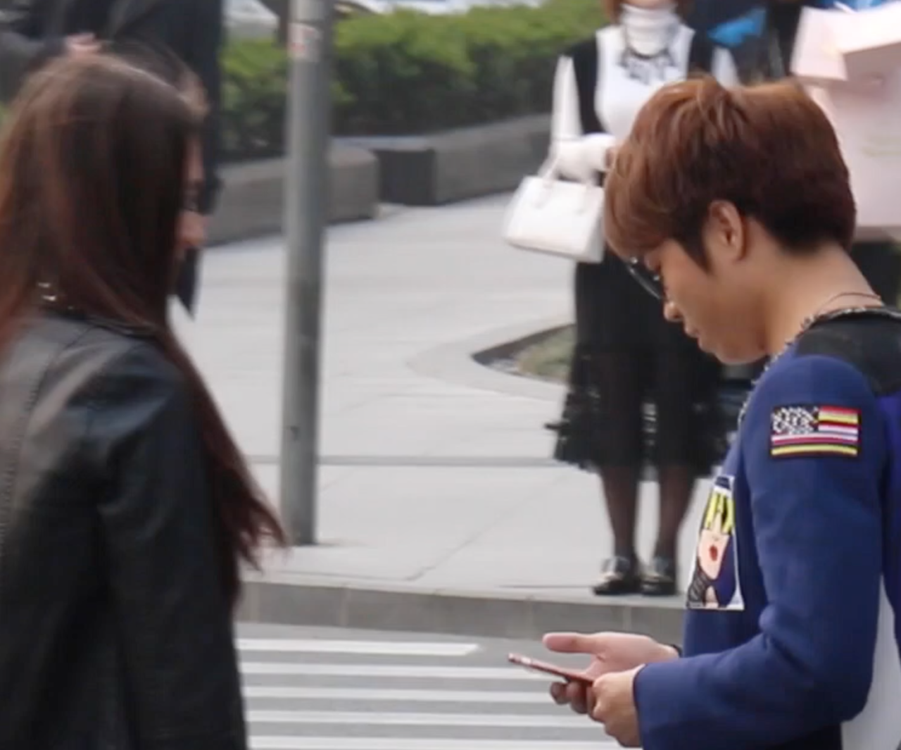 用握手的方式搭讪街头美女，你尝试过吗