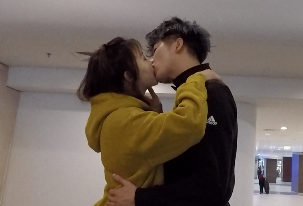 《亚洲第一接吻网红凯龙》：这样可爱的妹子人见人爱！