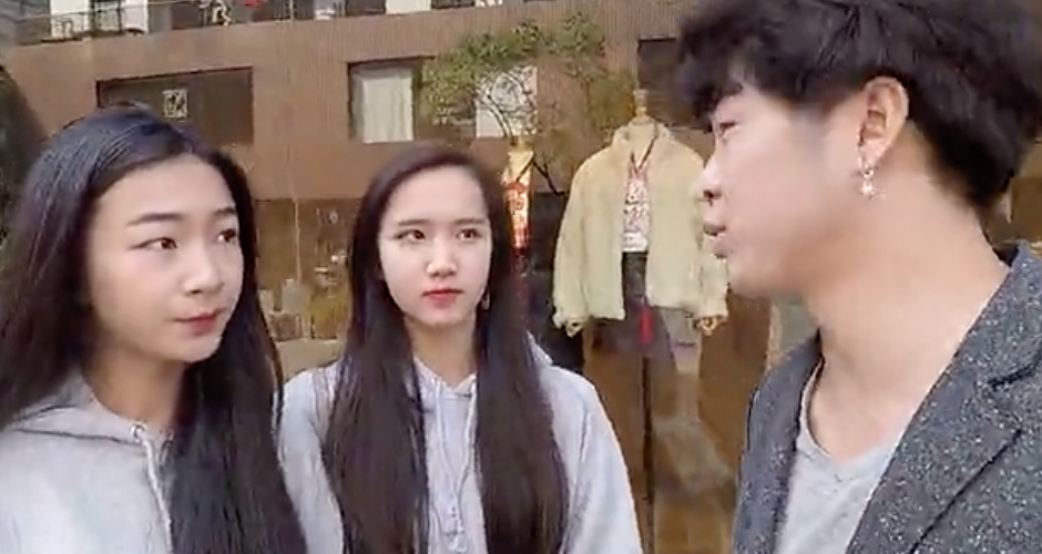 这么漂亮的高中妹子宅男肯定没见过，中国帅哥直接上去搭讪成功了