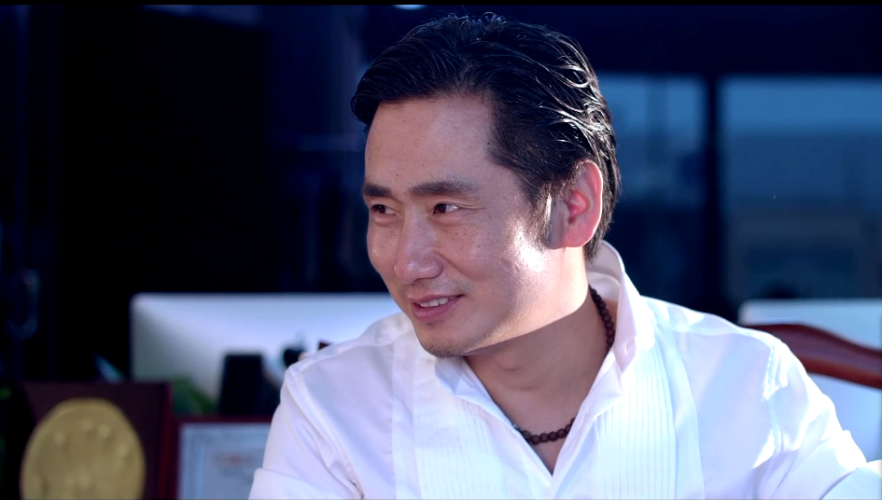 衰男假装买豪车骗美女