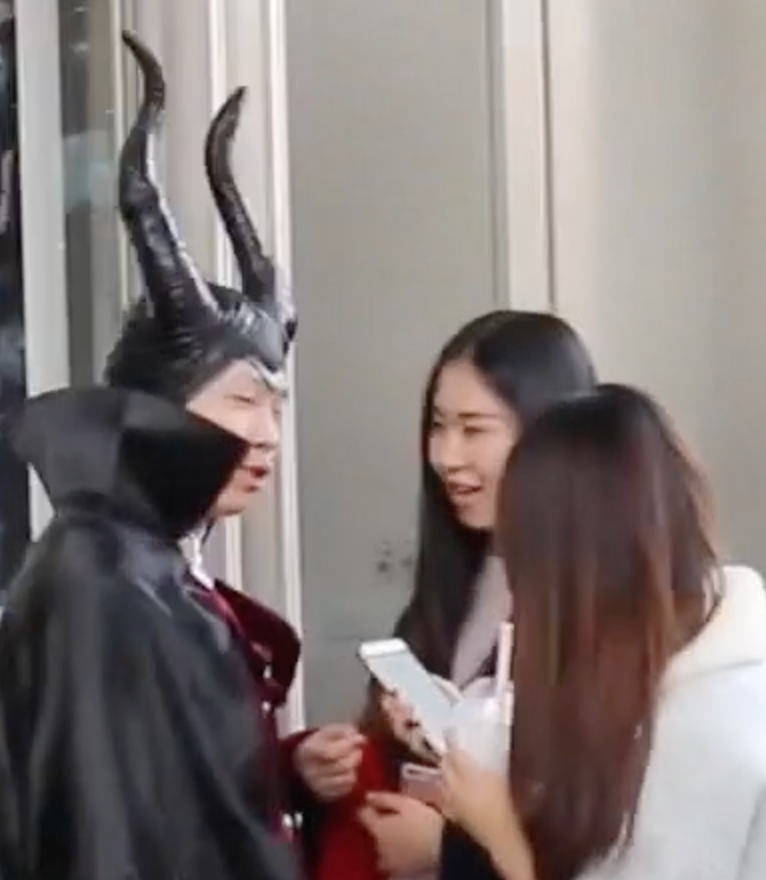 小伙扮演吸血鬼撩妹，太新奇了