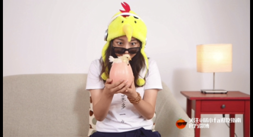 路人街头试吃毛鸡蛋，看完有点辣眼睛