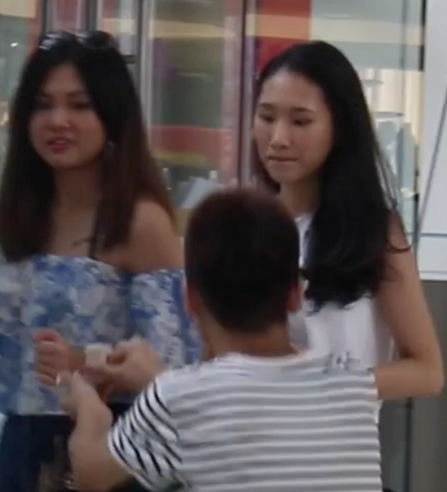 16岁少年上街求婚陌生妹子，这世界怎么呢