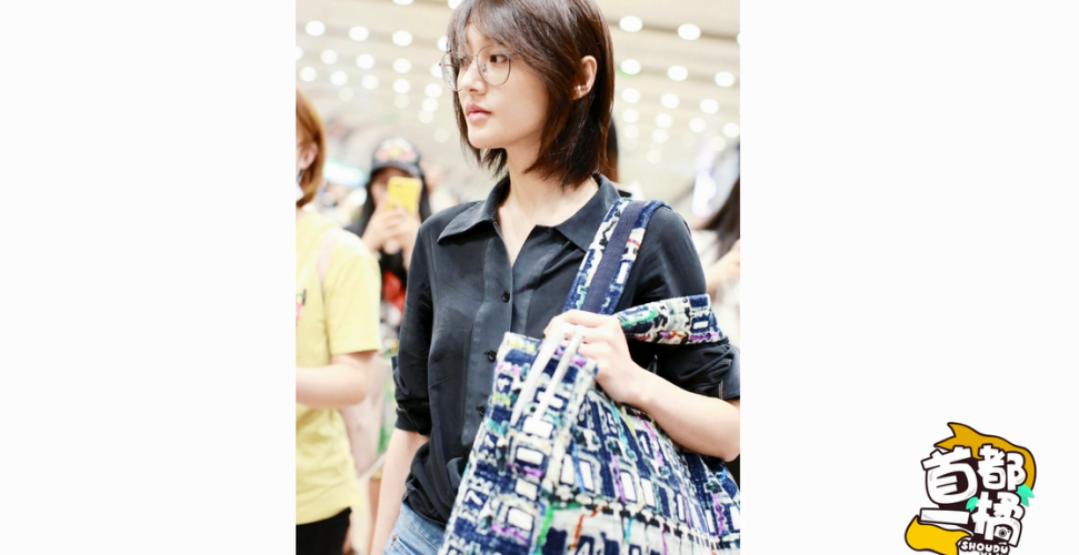 杨幂现身机场一脸委屈，刘昊然背包缀满挂件童心未泯